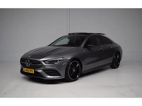 Mercedes-Benz CLA-klasse 180 AMG ORG.NED / PANORAMADAK / HEAD- UP / SFEERVERLICHTING / EL.STOELEN / 