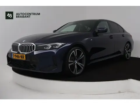 BMW 3-serie 318i (STOELVERWARMING, STUURVERWARMING, ACHTERUITRIJCAMERA, PARKEERSENSOREN, NAVIGATIE)