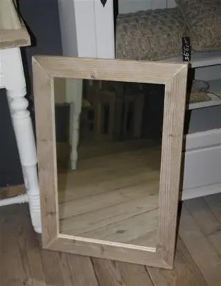 Spiegels met een lijst van steigerhout op maat gemaakt