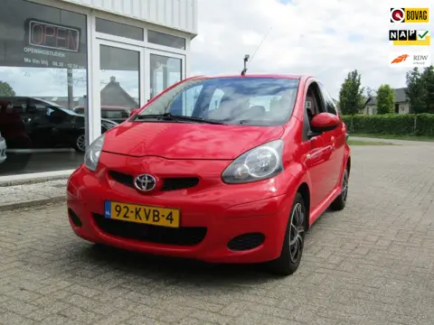 Toyota Aygo 1.0-12V 5 drs Comfort 2de eigenaar van binnen, buiten en technisch goed. Door ons nieuw 