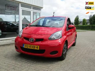 Toyota Aygo 1.0-12V 5 drs Comfort 2de eigenaar van binnen, buiten en technisch goed. Door ons nieuw 