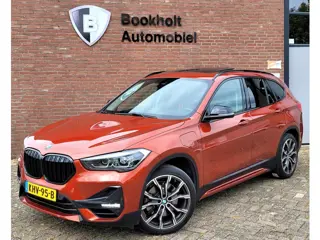 BMW X1 xDrive25e Pano, HUD, Cam, Trekhaak, Keyless (Sunset Orange Metallic)