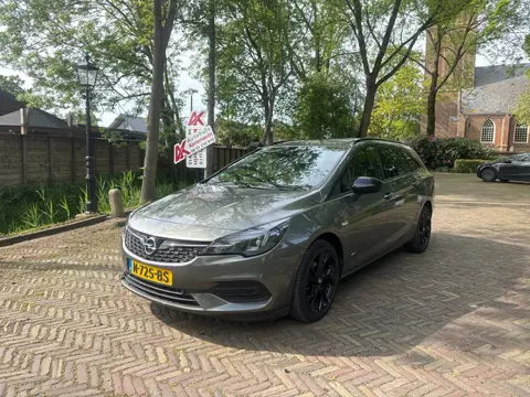 Opel Astra Sports Tourer 1.2 Design & Tech Hemelvaartsdag open 9-12 uur.