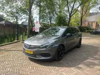 Opel Astra Sports Tourer 1.2 Design & Tech Hemelvaartsdag open 9-12 uur.