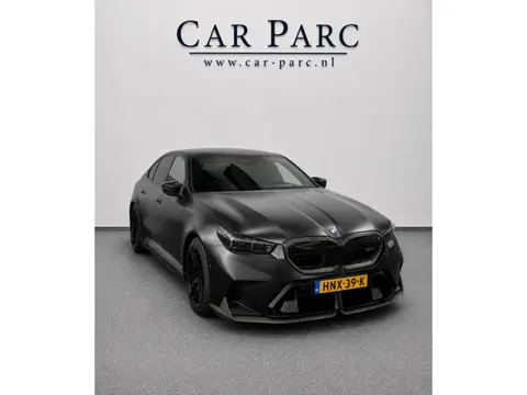 BMW 5-serie M5 1000+PK BTW/AKRAPOVIC/FULL PPF XPEL/KERAMISCH/CARBON M-PERFORMANCE/EVENTURI/22 & 23” 