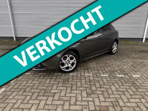 Alfa Romeo Giulietta 1.6 JTDm Exclusive,Schuif/Kanteldak,clima,Navigatie,dikke LM velgen