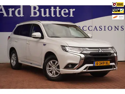 Mitsubishi Outlander 2.4 PHEV Pure 4WD + Camera+Apple-CarPlay-Android+2 oplaad Snoeren = ZEER NETJES