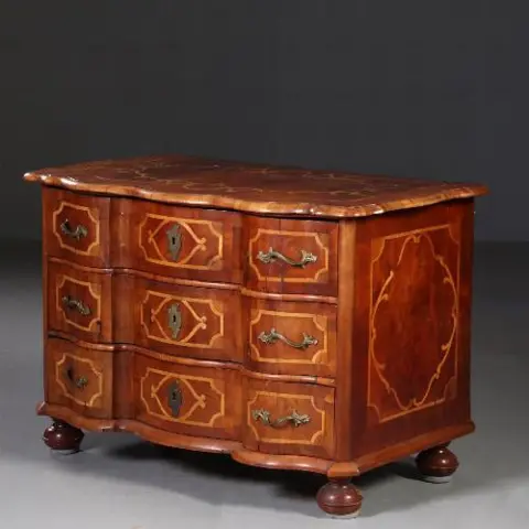 Rococo commode ca. 1745 orgelgebogen en met rijk inlegwerk