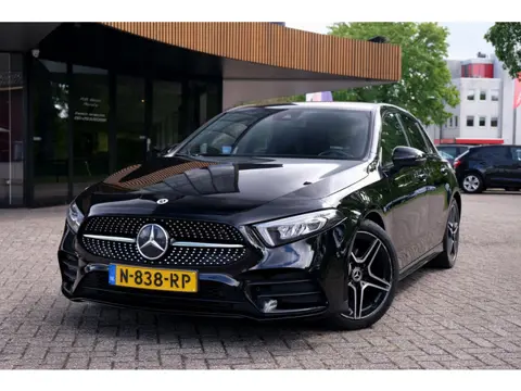 Mercedes-Benz A-klasse 180 Business Solution AMG|Rijklaar!|Widescreen|Ambient LED|Camera|Stoelverwar