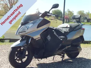 Kymco 300i Downtown ABS-16000 km !!!!! Hemelvaartsdag geopend van 09:00- tot 16:00 uur