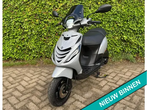 Piaggio Zip SP 45 km Nardo Grey Alpha LED BETAAL met in3