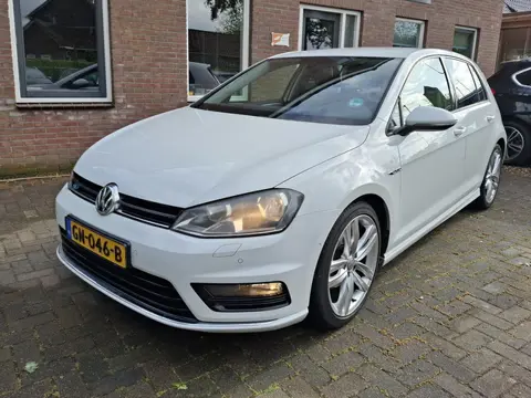 Volkswagen Golf 1.2 TSI Highline R-Line. 1st eigenaar, 100% onderhouden! O.a. trekhaak, stoelverwarm