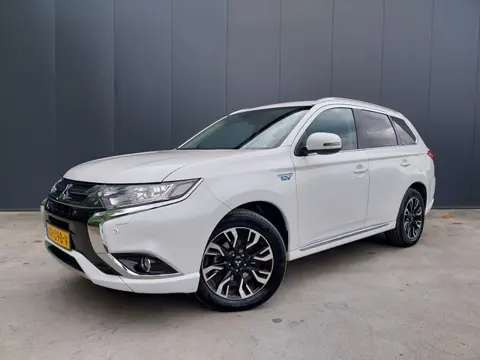 Mitsubishi Outlander 2.0 PHEV Executive LPG CAMERA ALCANTARA LEER LED TREKHAAK ECC NAVI CRUISE