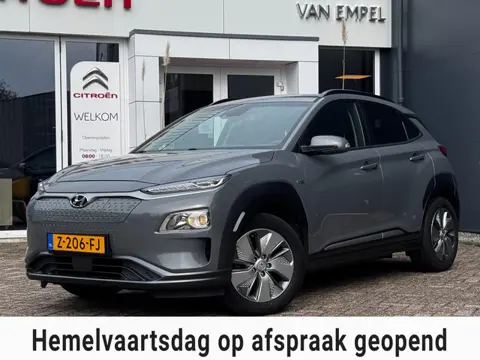 Hyundai Kona EV Comfort Smart 39 kWh | 100% SOH | Trekhaak | Camera | Stoel + Stuurverwarming | Navi