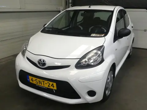 Toyota Aygo 1.0 VVT-i Now - Airco - Dealer onderhouden - Leer