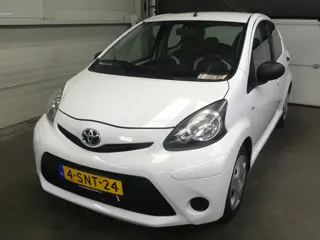 Toyota Aygo 1.0 VVT-i Now - Airco - Dealer onderhouden - Leer