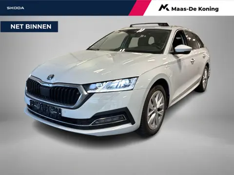 Skoda Octavia 1.4 TSI 204pk DSG iV PHEV · Camera · Panoramadak · Wegklapbare Trekhaak · Apple/Androi