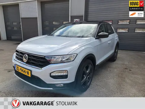 Volkswagen T-Roc 1.5 TSI Sport, Parelmoer, Zwart dak, Camera, Trekhaak, Navigatie.