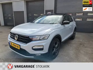 Volkswagen T-Roc 1.5 TSI Sport, Parelmoer, Zwart dak, Camera, Trekhaak, Navigatie.