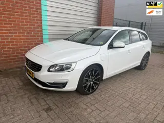 Volvo V60 2.4 D5 Twin Engine R-Design Bj:2015 NAP!