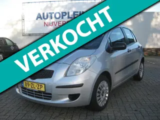Toyota Yaris 1.3 VVTi Terra nette in Nederland nieuw geleverde 5 deurs 1.3 Yaris met airco.