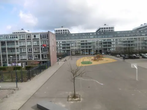 Woning aan de Lederambachtstraat te Amsterdam