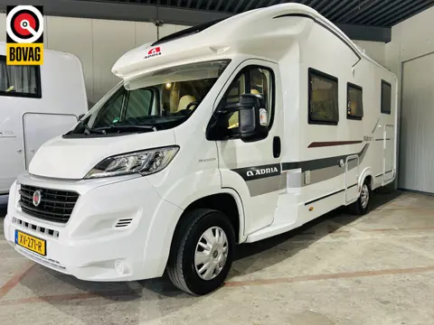 Adria MATRIX M 670SL PLUS Met enkele bedden en slechts 65.000 Km!