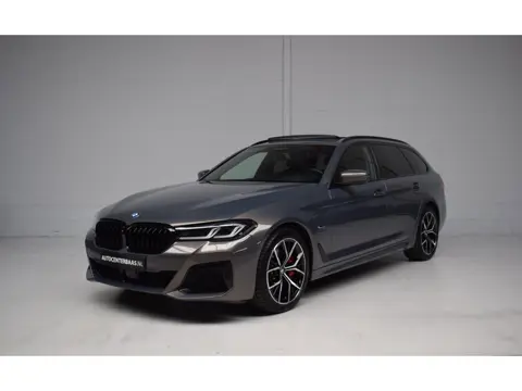 BMW 5-serie 530e xDrive M-SPORT PANORAMADAK / M-SPORTSTOELEN / HUD / TREKHAAK / HARMAN-KARDON / LEER