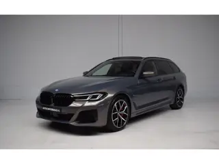BMW 5-serie 530e xDrive M-SPORT PANORAMADAK / M-SPORTSTOELEN / HUD / TREKHAAK / HARMAN-KARDON / LEER