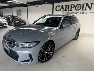 BMW 3-serie Touring 330e M-Sportpakket Plug in Hybride Camera Leer Head Up Brooklyn Grijs DAB