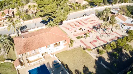 Exclusieve en indrukwekkende villa gelegen in een rustige residentiële wijk van Albir.