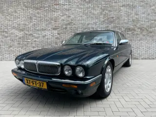 DAIMLER SUPER V8 Supercharged V8 4.0 Liter Sedan RDW/Automaat/363 PK