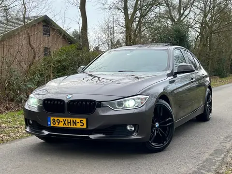 BMW 3-serie 320i High Executive | Pano + Leder + Navi + Automaat Nu € 11.975,-!!!