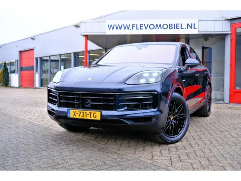 Porsche Cayenne 3.0 E-Hybrid orig. NL|1e eig.|Pano|Luchtvering|Sport Chrono|Sportstoelen