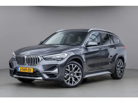 BMW X1 xDrive25e High Executive Org.NL|Pano-dak|Leder|Trekhaak|Camera|HuD|19''