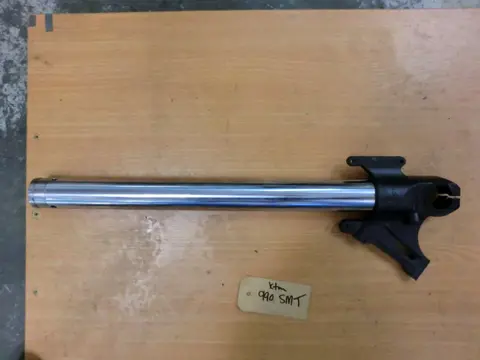 VOORPOOT RECHTS ONDER KTM 990 SM + SMT 2009 - 2012