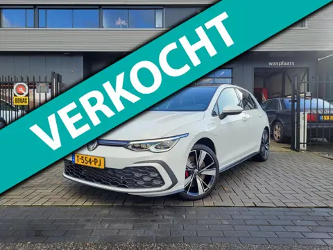 Volkswagen Golf 1.4 eHybrid GTE | Met panoramadak, adaptive cruise, stoel- en stuurwielverwarming en