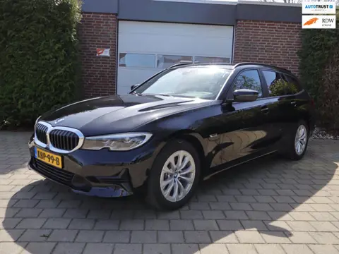 BMW 3-serie Touring 320e - SOH 92 % - LASER - LEDEREN SPORTSTOELEN - CARPLAY - 1e EIGENAAR - DEALER 
