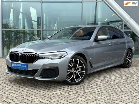 BMW 5-serie 520i Business Edition Plus M Sport Trekhaak / Schuifdak / Stuurverwarming