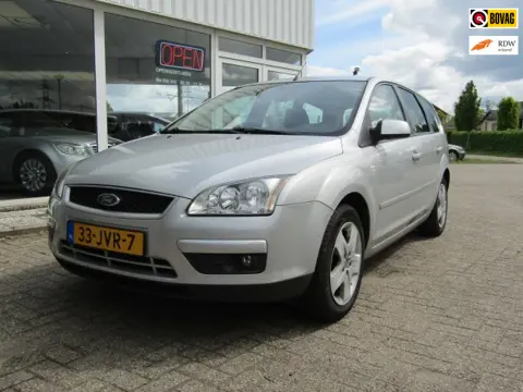 Ford Focus Wagon 1.6-16V Ambiente dit betreft een ruime, technisch goede en complete auto. Van binne
