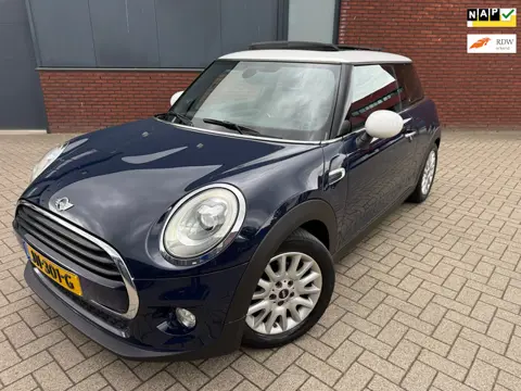Mini Mini 1.5 Cooper Chili Serious Business PANORAMADAK/NAVIGATIE/LEDER/BI-XENON/HARMAN KARDON/BOMVO