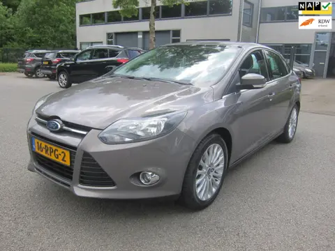 Ford Focus 1.6 TI-VCT TITANIUM 1/2 LEDER TREKHAAK DEALER ONDERHOUD!!