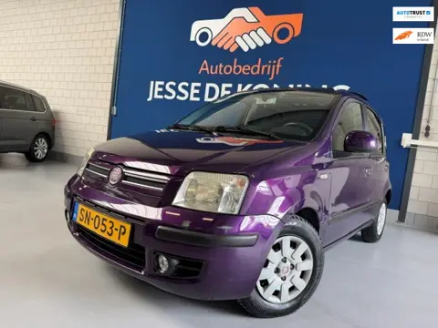 Fiat Panda 1.2 Active / bj.2010 / kleur : paars / panoramadak / trekhaak / NAP met 124302 km.en APK 