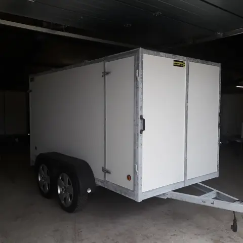 gesloten aanhangwagen met valdeur