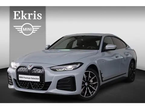 BMW i4 eDrive40 | M Sport | Brooklyn Grau | Alcantara | Camera | Parkeersensoren voor en achter | 19