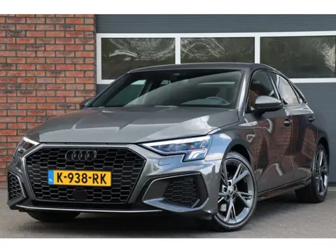 Audi A3 Limousine 35 TFSI S edition zwart optiek (bj 2021)