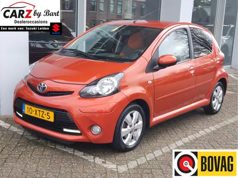 Toyota Aygo 1.0 VVT-i DYNAMIC ORANGE Airco | Trekhaak | Lichtmetalen velgen