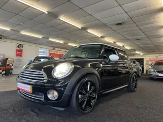 Mini Mini 1.6 Cooper. 6-bak, Xenon, Elec dak, lederen bekl. en zeer goed onderhouden!
