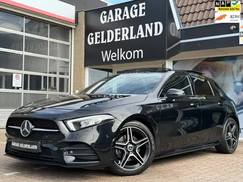 Mercedes-Benz A-klasse 180 AMG Night Upgrade | Pano | Leder/Alcantara | Digit.Cockpit | Apple/Androi