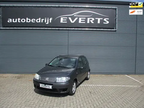 Fiat Punto 1.2 Active Apk 12-05-2027 goed rijdende auto rechts achter deukje zie foto nu scherpe mee